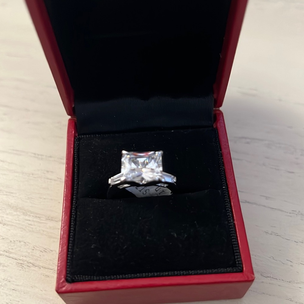 18 carat gold plated CZ ring size 7 Beautiful